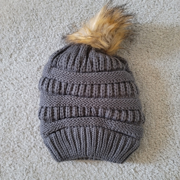 Womens Winter Handcrafted Knit Beanie Hat Cap Headgear Faux Fur Pom Pom Gray NEW - Picture 2 of 10